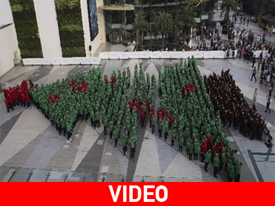 Το μεγαλύτερο «ανθρώπινο» χριστουγεννιάτικο δέντρο