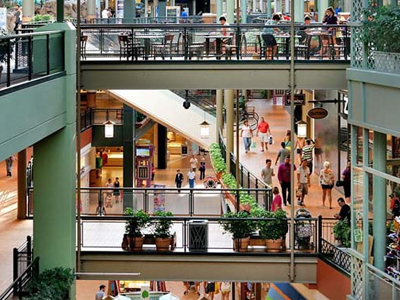 Πετούσε δολάρια τραγουδώντας «Let it Snow»