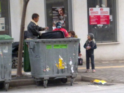 Ψάχνουν τροφή στα σκουπίδια