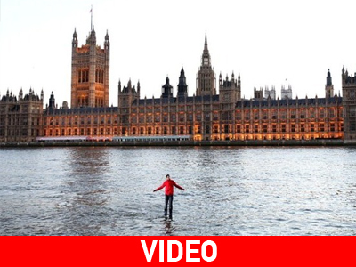 Ένας μάγος περπατά πάνω στα νερά του Τάμεση