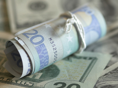 Κέρδη καταγράφει το ευρώ