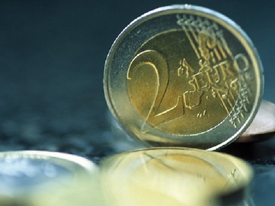 Υποχωρεί το ευρώ