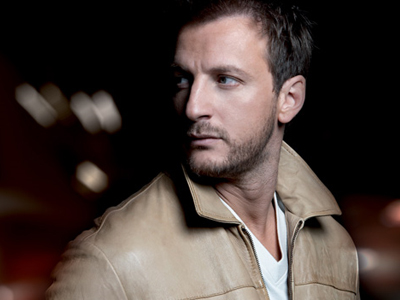 Ο Κώστας Καραφώτης… ξενυχτά