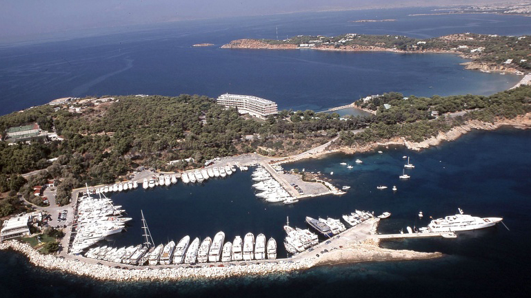 Ρύπανση από πλοία του Πειραιά στο Καβούρι; Σοκ για τους λουόμενους στην παραλία