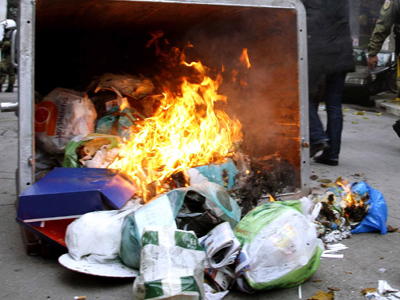 Φωτιές σε κάδους στο Πολυτεχνείο