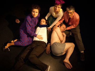 «Χριστούγεννα, πού να πάρει! Η γιαγιά είναι κάτω από το τραπέζι»