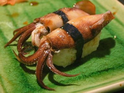 Ηλικιωμένη εγκυμονεί τα αυγά καλαμαριού