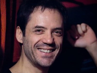 Ο Θάνος Καλλίρης LIVE στο Small Café