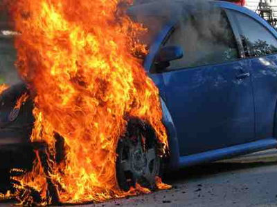 Στις φλόγες τυλίχθηκαν αυτοκίνητα στον Βόλο