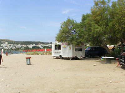 Φουντώνει η αντιπαράθεση για τις παραλιακές καντίνες