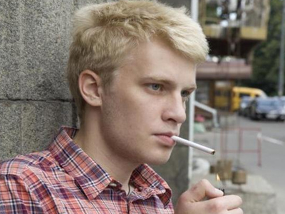 Παραγκωνισμένος ως έφηβος, καπνιστής ως ενήλικας