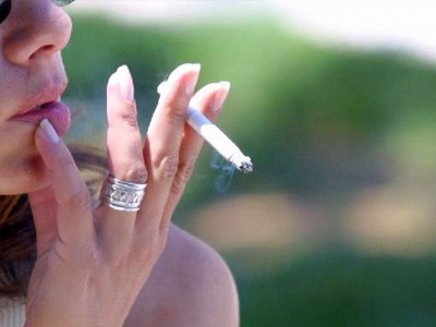 Νωρίτερα η εμμηνόπαυση στις καπνίστριες