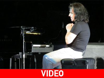 Yanni: Μίλησε για την Ελλάδα κατά τη συναυλία του στη Βουδαπέστη