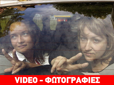 Δημοσιογράφοι φωτογραφήθηκαν κρατώντας λούτρινα αρκουδάκια και συνελήφθησαν