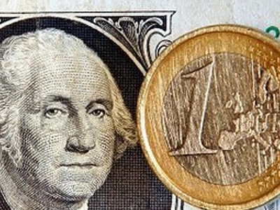 Πτώση καταγράφει το ευρώ