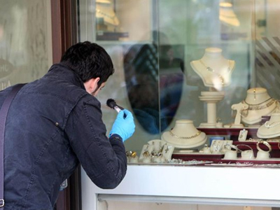 «Ποντικοί» σε κοσμηματοπωλείο στη Σταδίου