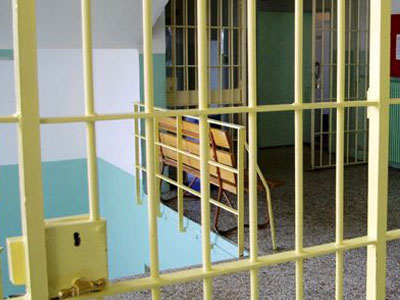 «Τρύπες» στις φυλακές