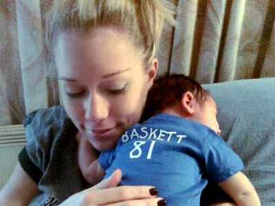 Η πρώτη φωτογραφία με το μωρό της