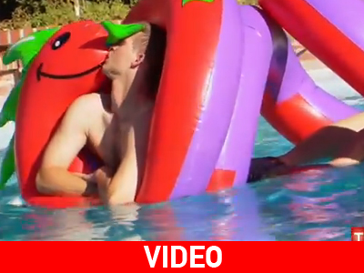 Ερωτευμένος  με τα φουσκωτά ζώα του!