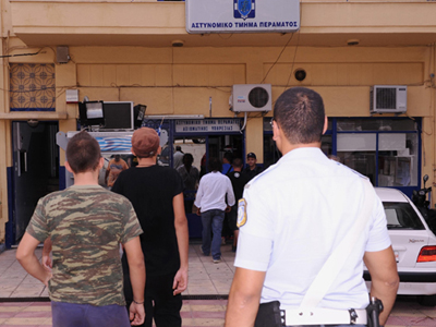 Αφέθηκαν ελεύθεροι 25 προσαχθέντες από το Πέραμα