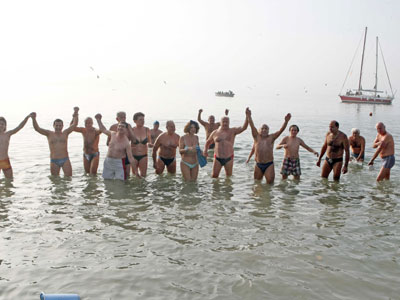 Έκοψαν την πρωτοχρονιάτικη πίτα στην παραλία