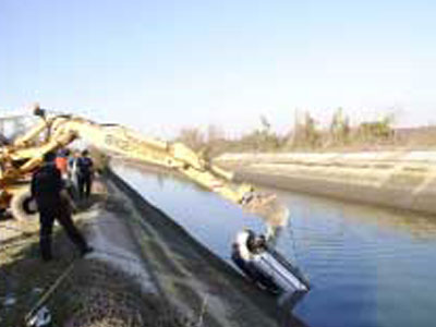 Κλέβουν ΙΧ, τα “γδύνουν” και τα ρίχνουν στις τάφρους