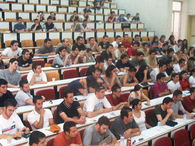 Ή είναι λίγοι οι φοιτητές ή δεν τους χωρούν τα αμφιθέατρα