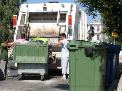 Επιτέθηκαν σε οδηγούς απορριμματοφόρου