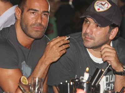 Έμειναν μεσοπέλαγα