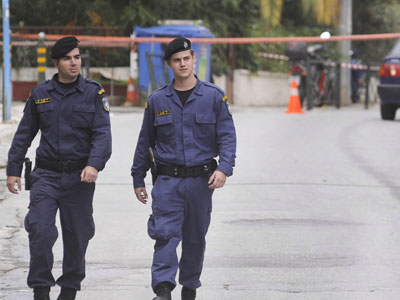 Του επιτέθηκαν δέκα για να τον ληστέψουν Του επιτέθηκαν δέκα για να τον ληστέψουν