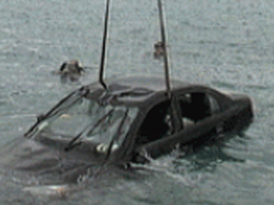 Δύτης εντόπισε πτώμα μέσα σε Ι.Χ. στην Κερατέα