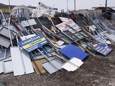 Πέφτουν οι παράνομες διαφημιστικές πινακίδες στον Δήμο Εχεδώρου