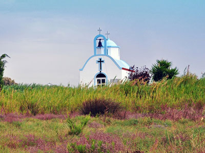 Ιερέας έθαψε τον πατέρα του στην αυλή της εκκλησίας