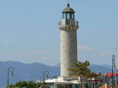 Πρόσκρουση πλοίου στον φάρο στο λιμάνι της Πάτρας