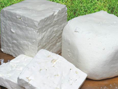 Έκλεψαν καραμπίνα και 100 κιλά τυρί