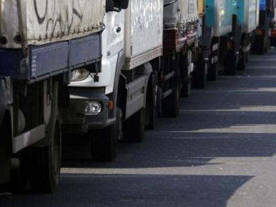 Παραμένουν τα φορτηγά στους δρόμους