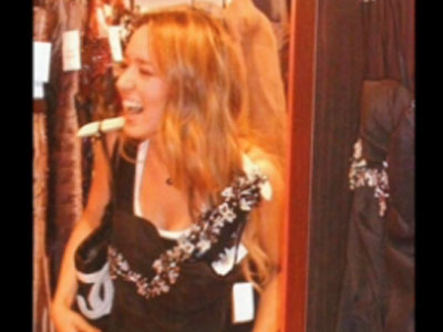 Διαλέγει φόρεμα για τον bachelor