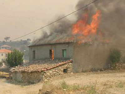 Κατέρρευσε στέγη από φωτιά στην Πτολεμαΐδα Κατέρρευσε στέγη από φωτιά στην Πτολεμαΐδα