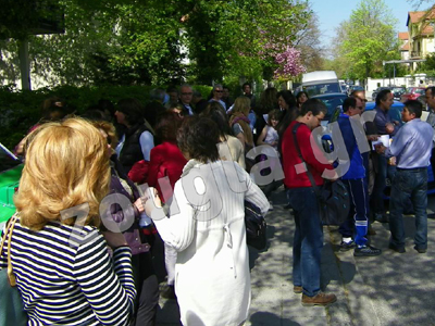 Στους δρόμους και οι Έλληνες δάσκαλοι της Γερμανίας, καταγγέλλουν τον πρόξενο