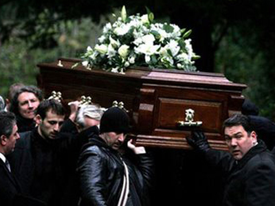 Απ’ την κηδεία στον… ιατροδικαστή!