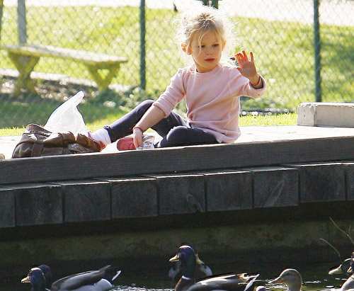 Η κόρη του Μπέν Άφλεκ… και οι πάπιες. Η κόρη του Μπέν Άφλεκ… και οι πάπιες.