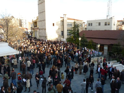 Ο θάνατος του βρέφους τούς έβγαλε στους δρόμους