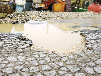 Λάρισα: Επικίνδυνος δρόμος γεμάτος λακκούβες