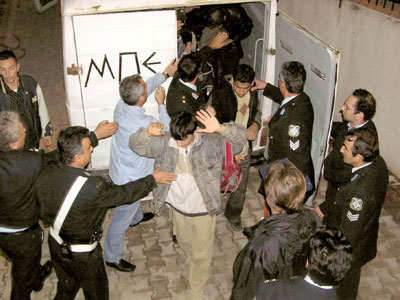 Σύλληψη δύο ατόμων για παράνομη διακίνηση λαθρομεταναστών