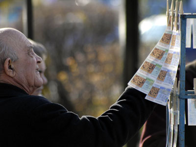 Λαχειοπώληδες από την Καλαμάτα μιλούν για κρίση ακόμα και στην αγορά λαχείων Λαχειοπώληδες από την Καλαμάτα μιλούν για κρίση ακόμα και στην αγορά λαχείων