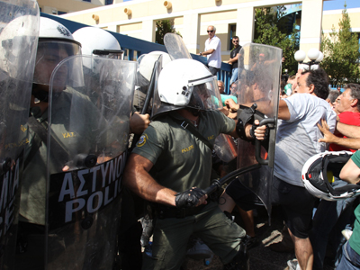 Επεισόδια μεταξύ απεργών και ΜΑΤ