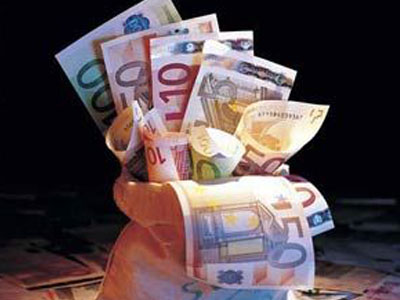 Περιμένουν τον μισθό τους