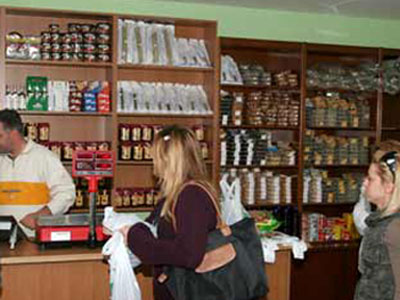 Μπήκαν με όπλα σε μπακάλικο για να το ληστέψουν