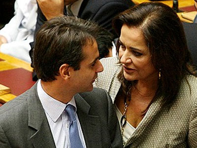 Με την αδελφή του στη Βουλή