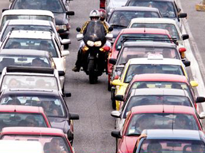 Το μποτιλιάρισμα προκάλεσε καραμπόλα